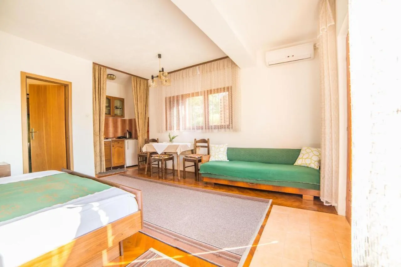 Apartments Antic 4255 Selce Penzion