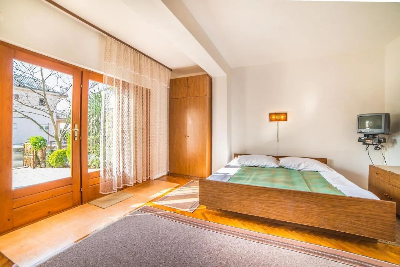Apartments Antic 4255 Selce 3*,  Chorvatsko